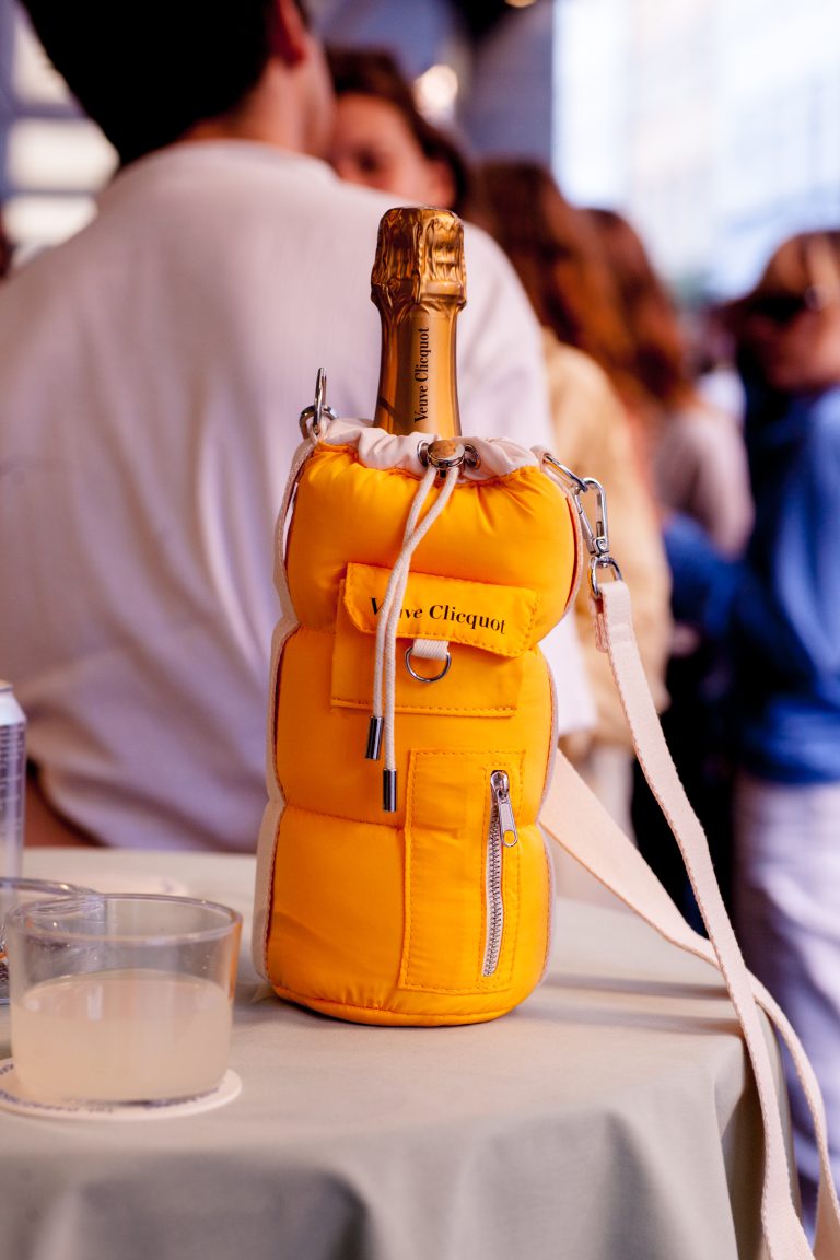 foto af premium bottles på et bord