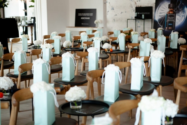Event fotografering for Skinceuticals goodiebag poser på stole