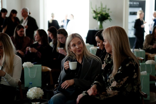 Event fotografering for Skinceuticals to kvinder snakker